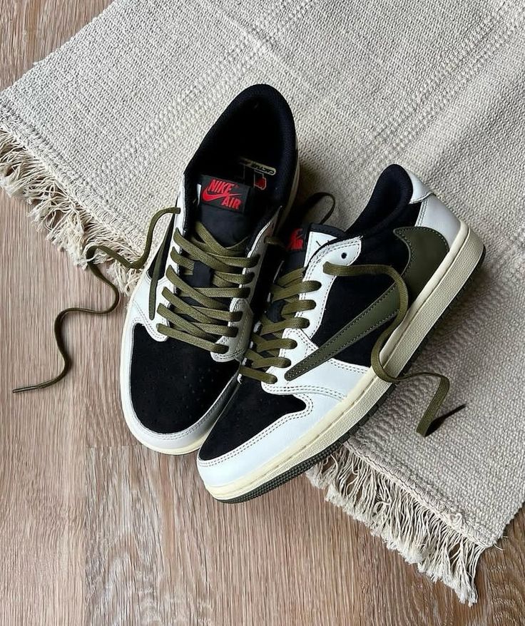 <p>Nike <em>Travis Scott</em></p>